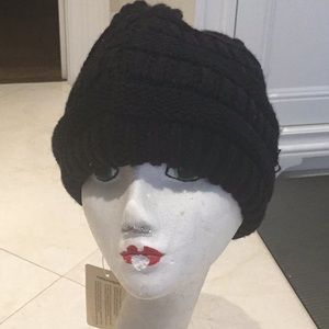 BNWT Furtalk beanie style tuque